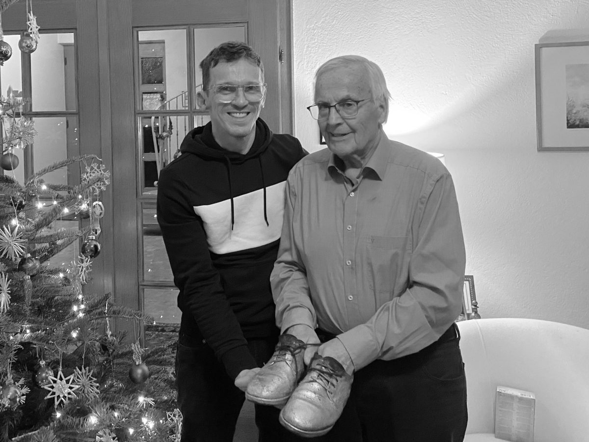 Adolf Mathä mit Stephanos Berger und den goldenen Schuhen des Nikolaus